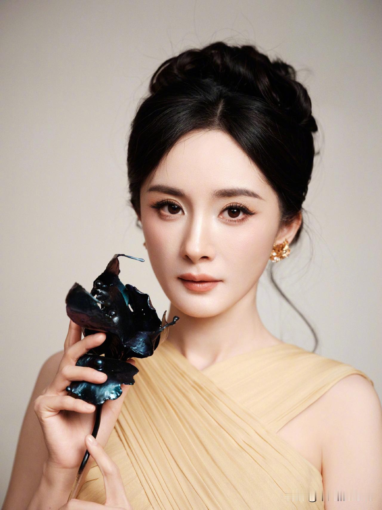 今年的尖叫之夜到底是哪位演员压轴呢？有人说是杨幂，有人说是檀健次。

我觉得应该