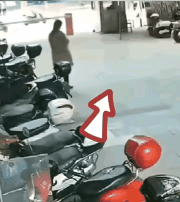 从天上掉下来个大活人，任谁也得吓晕，这位妹子吓得一溜烟跑了，这样见死不救是要负责