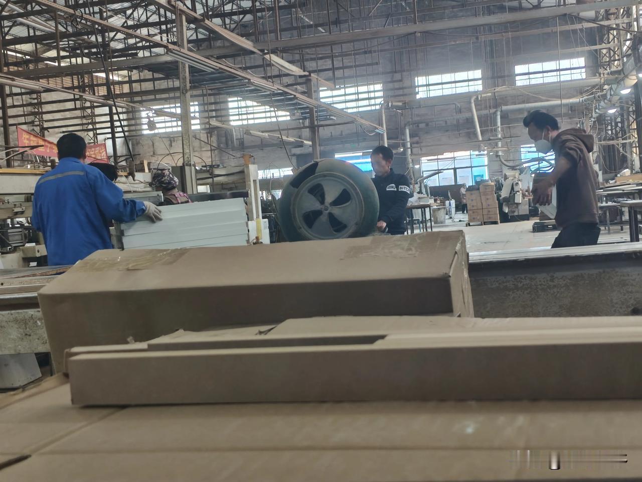 冬日生活打卡季元月17日午后气温25℃，冬月里的今天有点暖和。上班的打工人正在辛