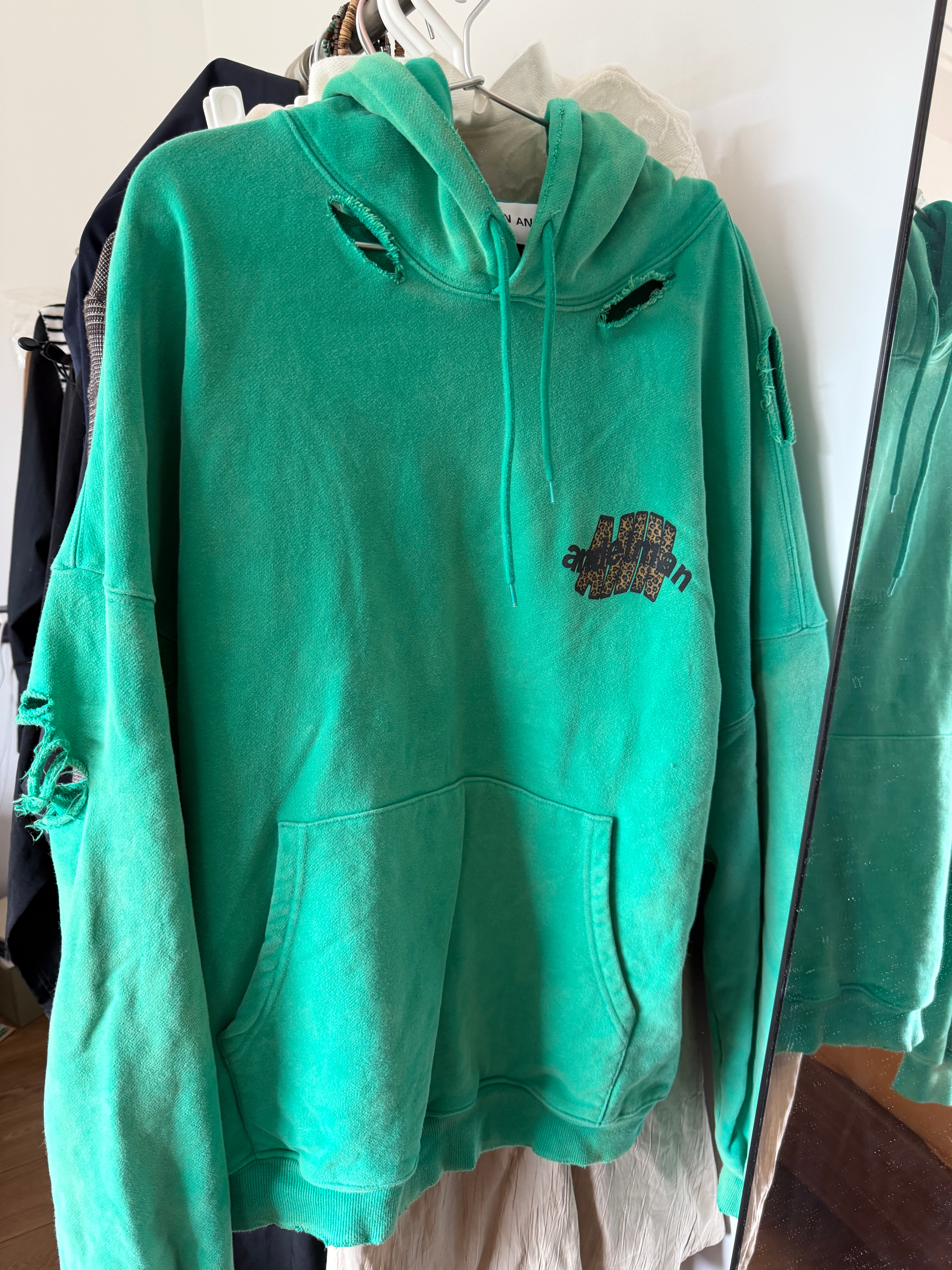 二手出几件男装有人吗 以前喜欢oversize买的现在都不咋穿浪费