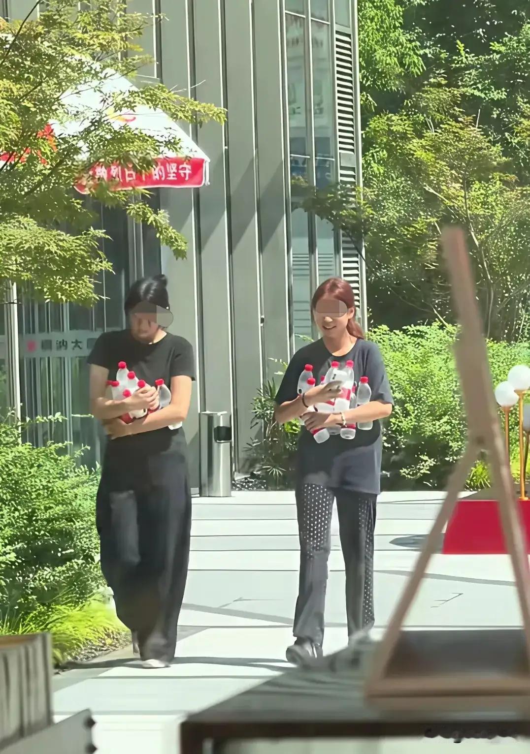 两名年轻女子掏空了街头的爱心冰箱，把本来给户外工作人员准备的瓶装水一扫而空。结果