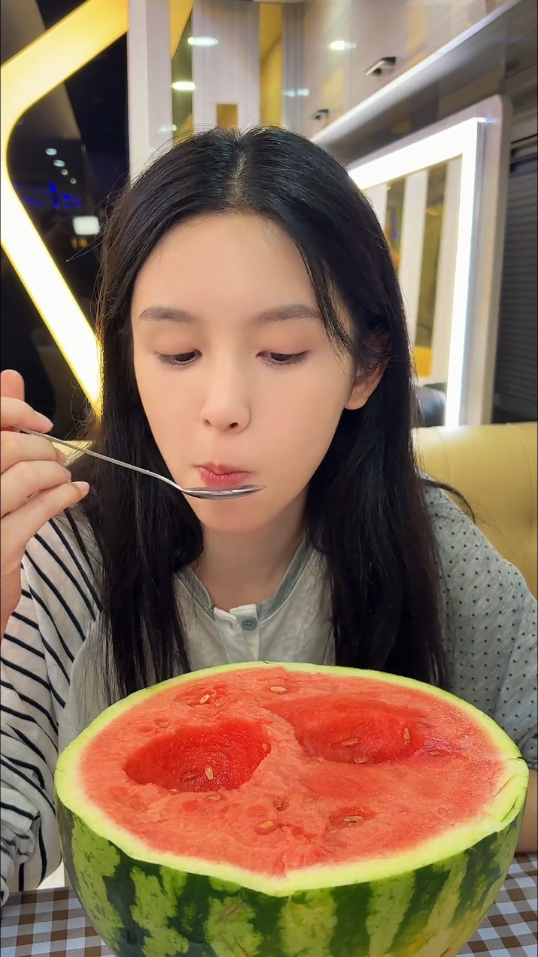 起码得看两遍吧周也