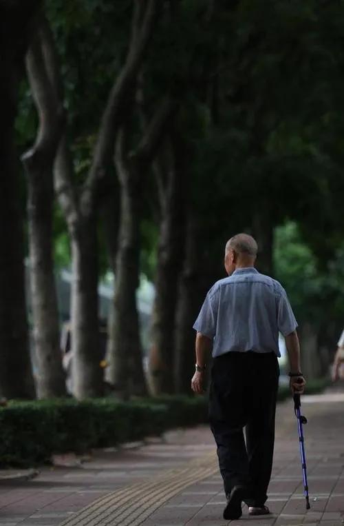 老爸80多岁啦，退休这么多年，一共攒了100万存款。他日常的生活是什么样子呢？
