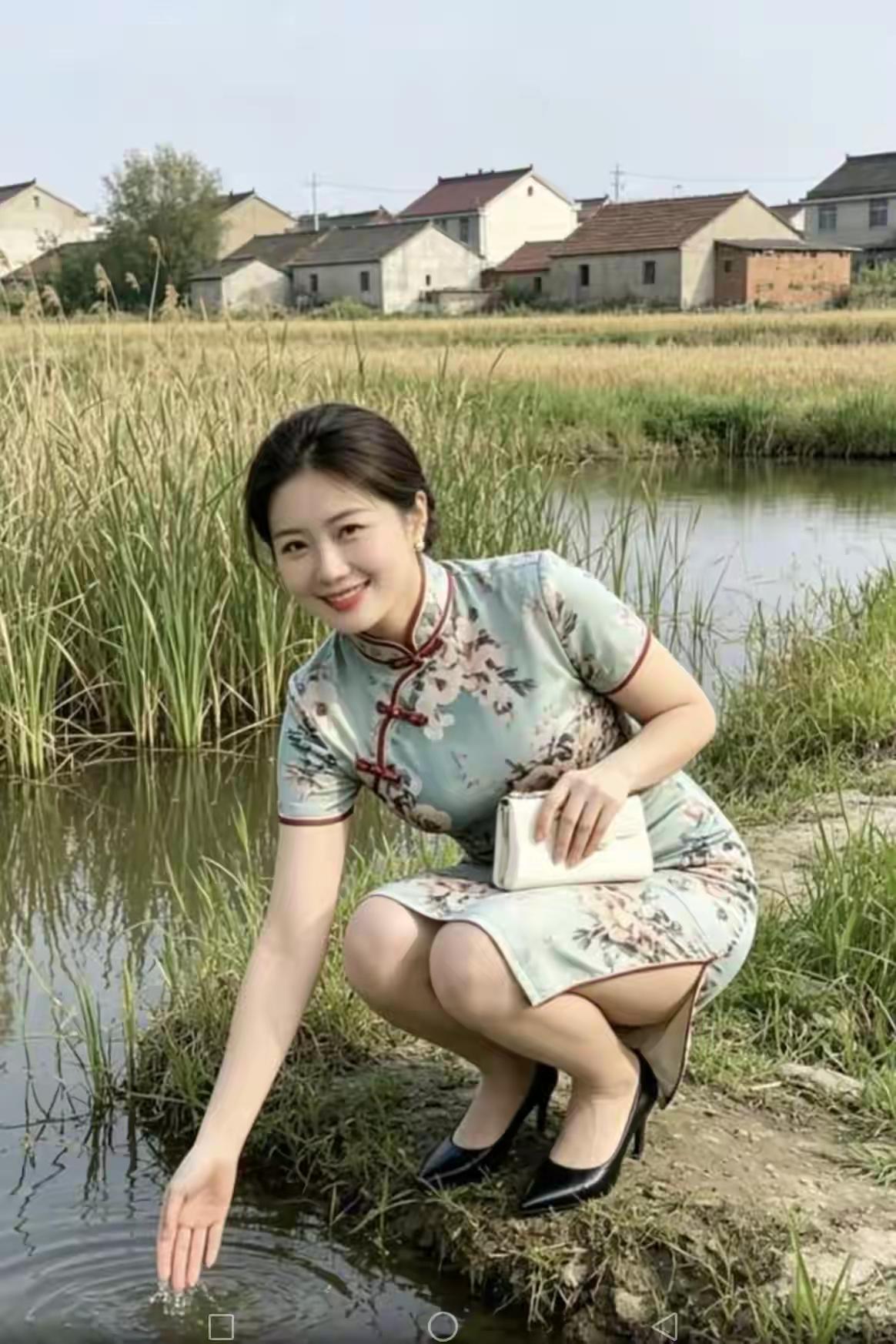 夏日田野间，优雅旗袍女子，轻抚水面，静享自然之美。