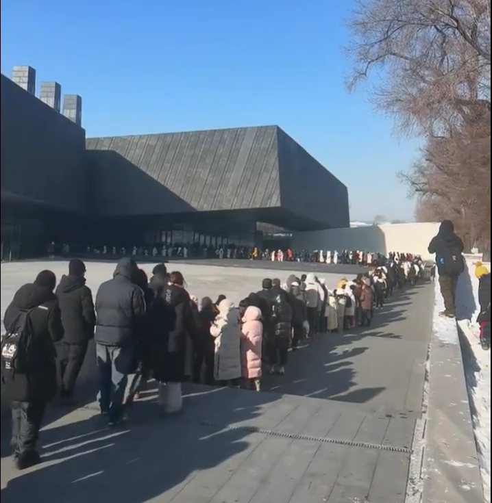 731罪证陈列馆排起大队，这不得把公知反贼日吹都给气死，干了这么多年“脱敏”，结