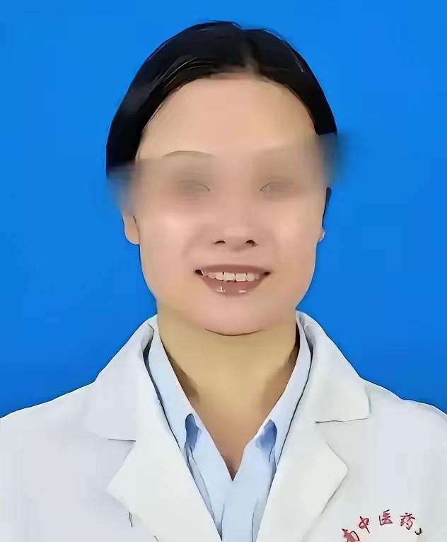 如果不是被科室下属举报，
可能她就要安全着陆了。
一场职场内部的实名举报，撕开了