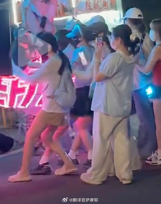 喷漆无底线追星 ❓借着“打卡”的名义，恶意聚众打人导致群体人身安全受到伤害，还恶