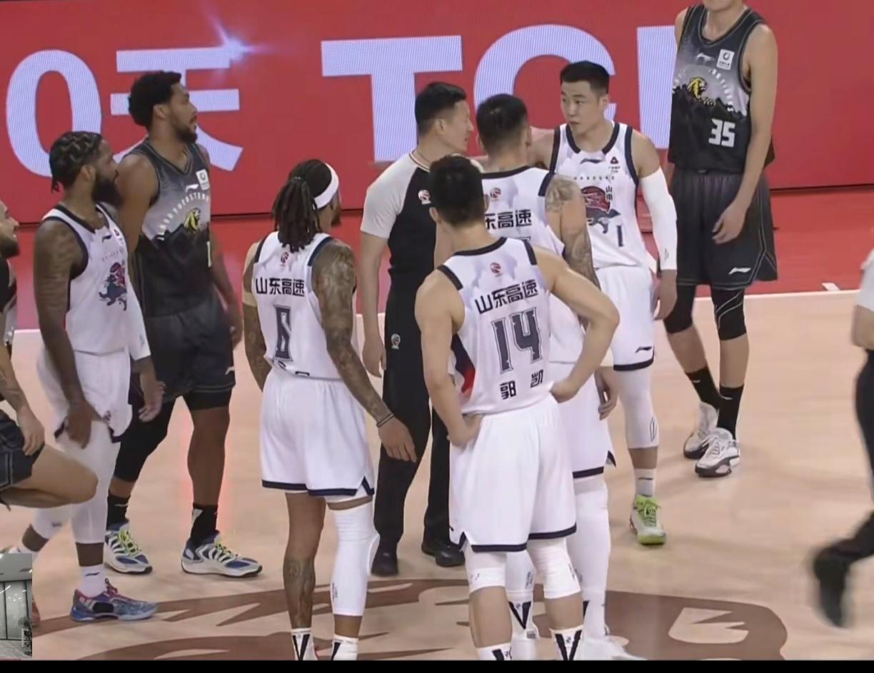 山东男篮77-68逆转吉林，以下五人居功至伟：
1，鲍威尔——上半场低迷下半场彻