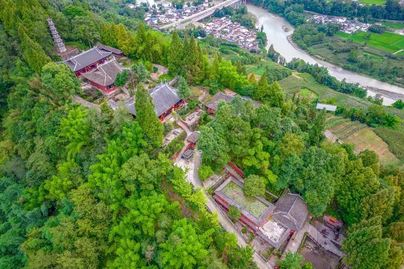 七彩佛图山
       “七彩佛图山”位于卢山县城西南具有古之芦山外八景之一的