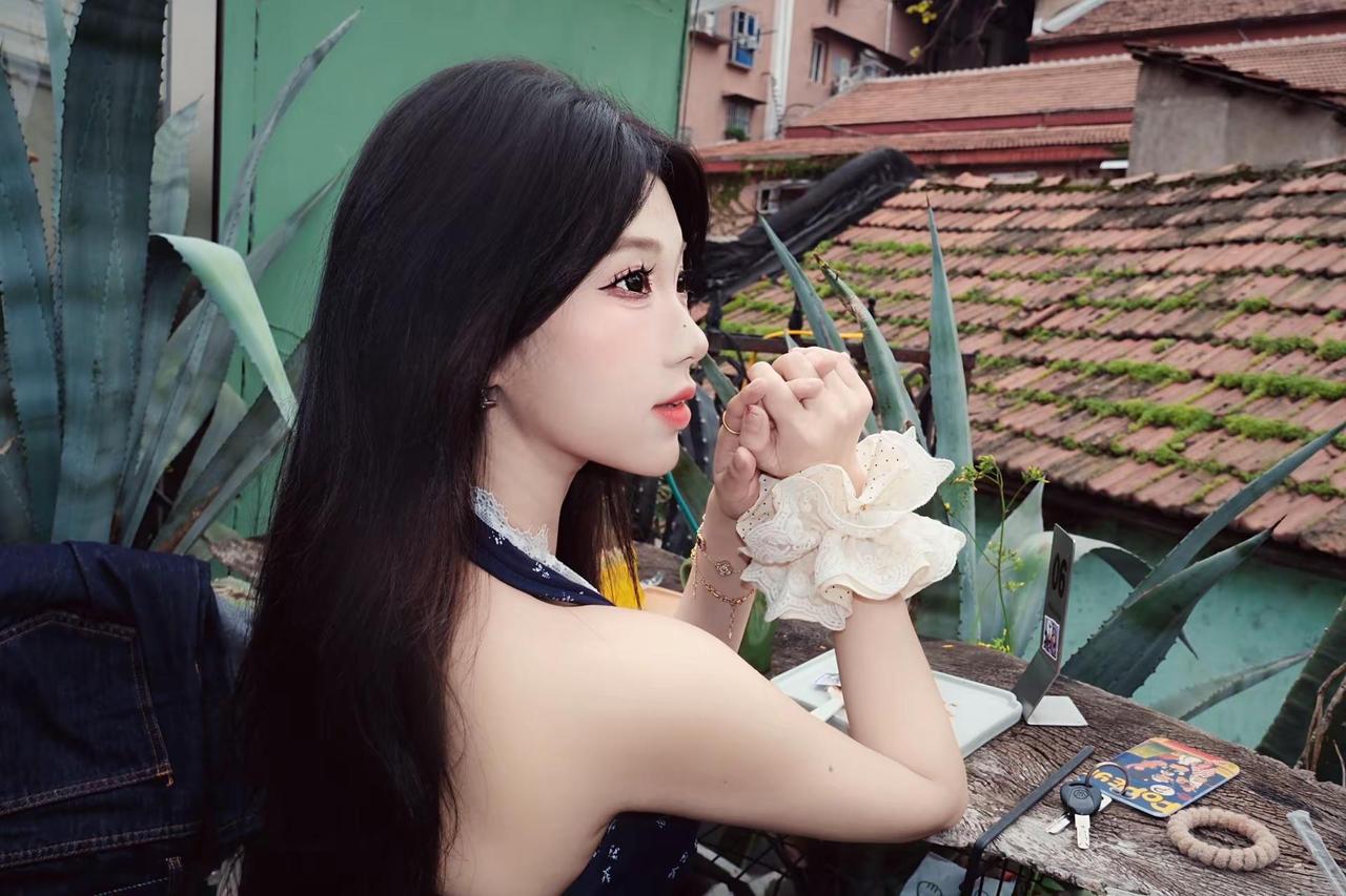 如果全世界都指责你。那姐姐蹲下来抱抱你咖啡店拍照  古早inmyfeelings