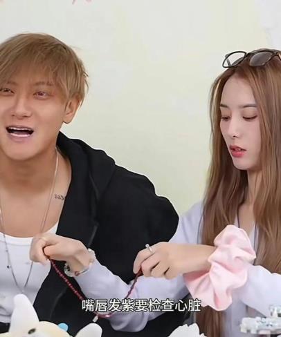 医生分析黄子韬嘴唇发紫原因 百亿富豪黄子韬直播，嘴唇发紫被网友提醒做心脏检查。黄