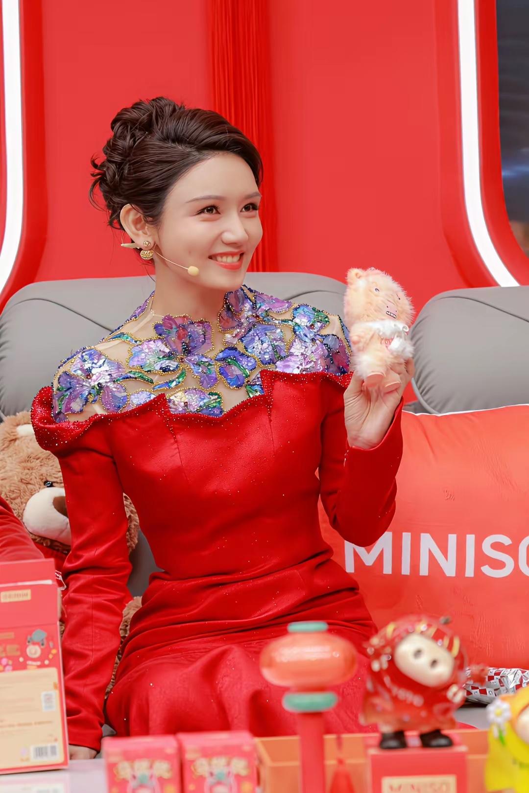 央视最美主持人！