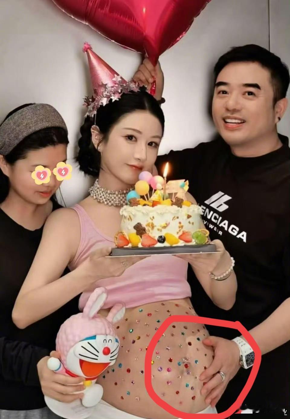 实锤了！薇娅41岁庆生喜晒孕照：老公董海锋手捧着这“幸福”，正渴盼接生？

哪怕