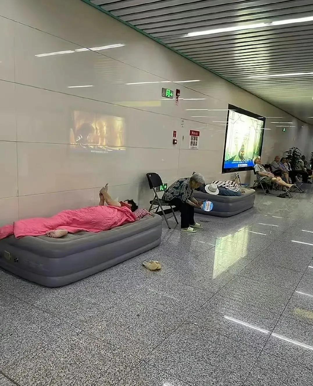 绝了，为了蹭空调……[捂脸哭][捂脸哭][捂脸哭]