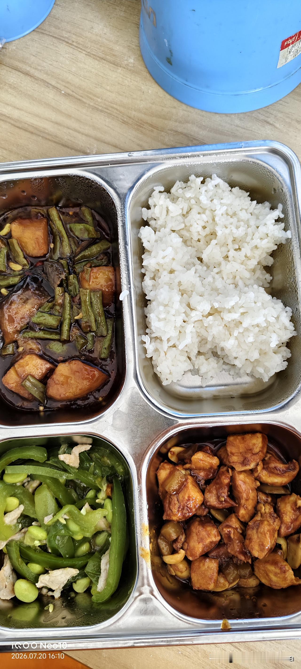 每天就掏30块钱的伙食费，还想吃啥好的，每天挑三拣四的这么难说话。

26床的又