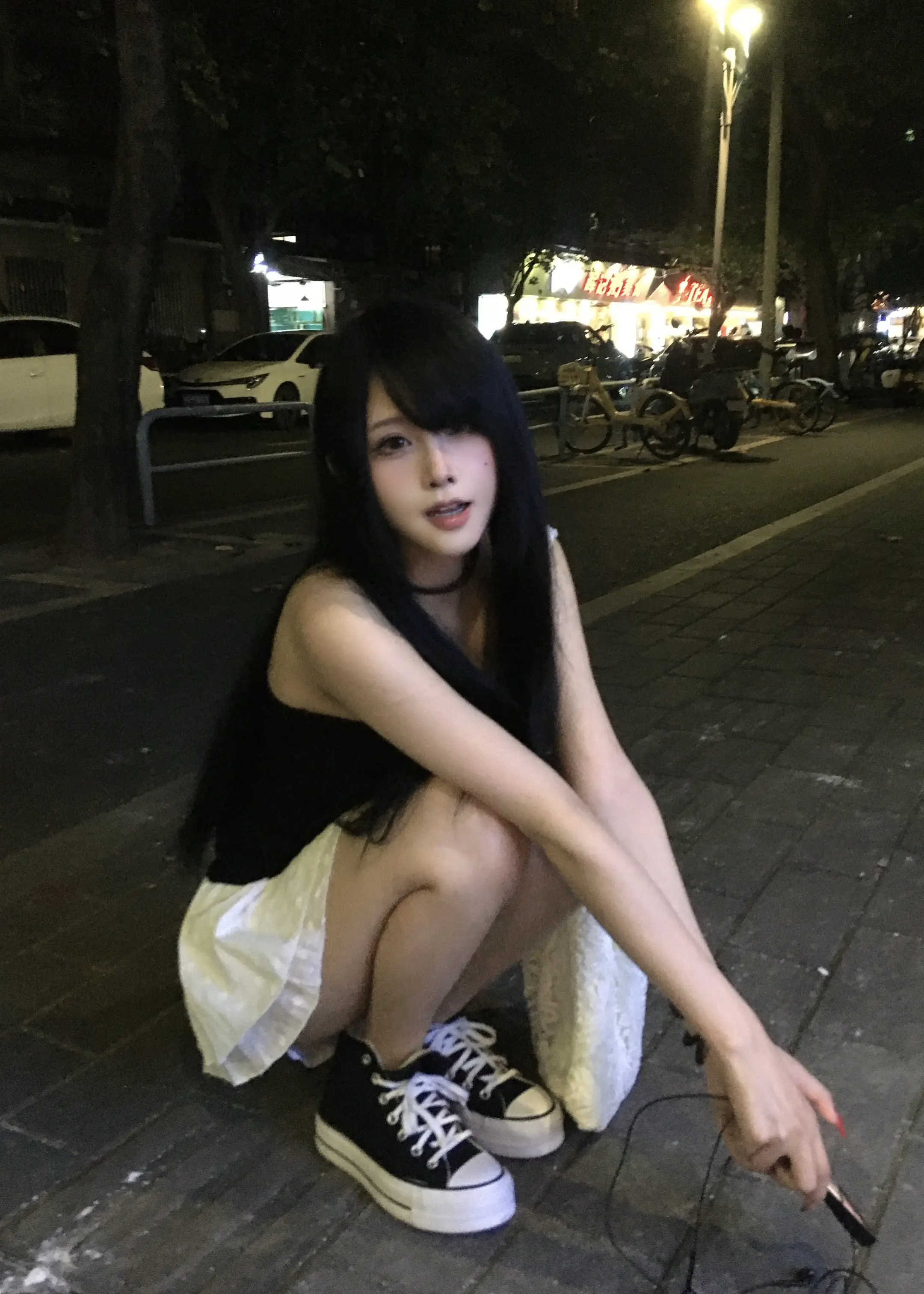 陪你下楼买烟 顺便在楼道接吻