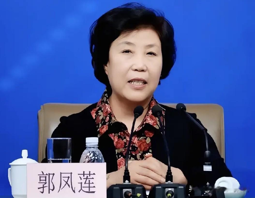 这位是当年大寨铁姑娘队队长郭凤莲，她现在的家庭状态：大儿子贾小军，经营天豪企业，