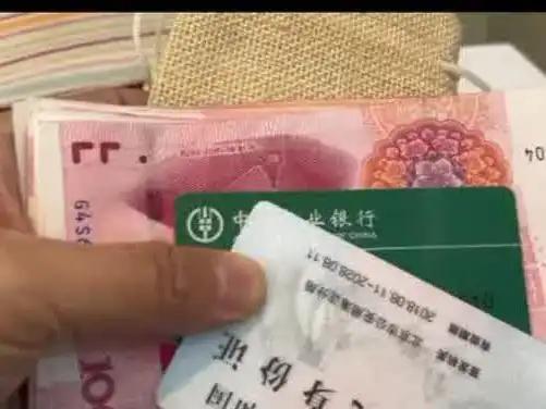 普通人想要有效存钱，可从以下几方面入手。

首先，制定合理目标。结合自身收入和支