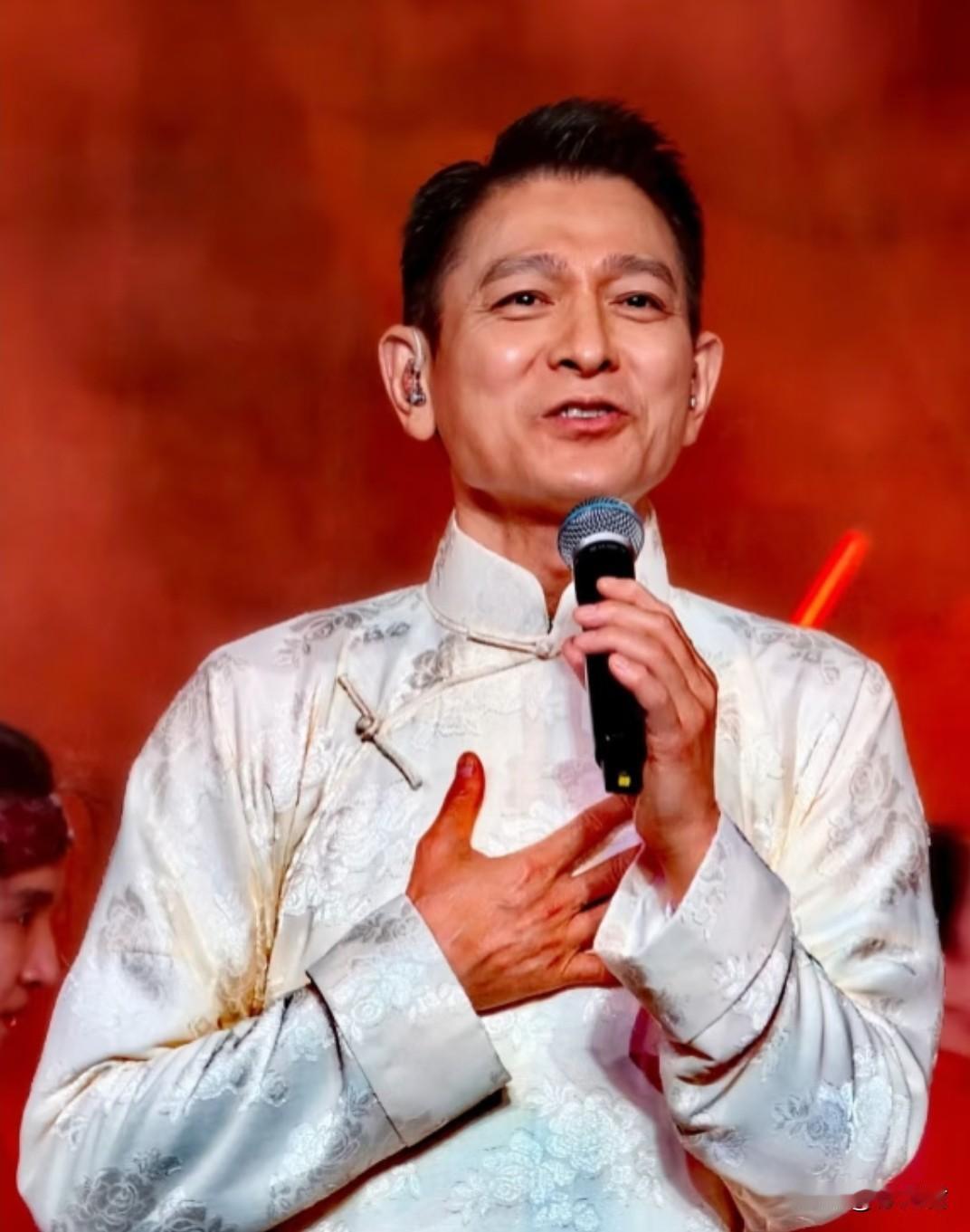 网友戏称，新年还未到，就提前“解冻”了刘德华。春节期间，各大商场总会播放刘德华的