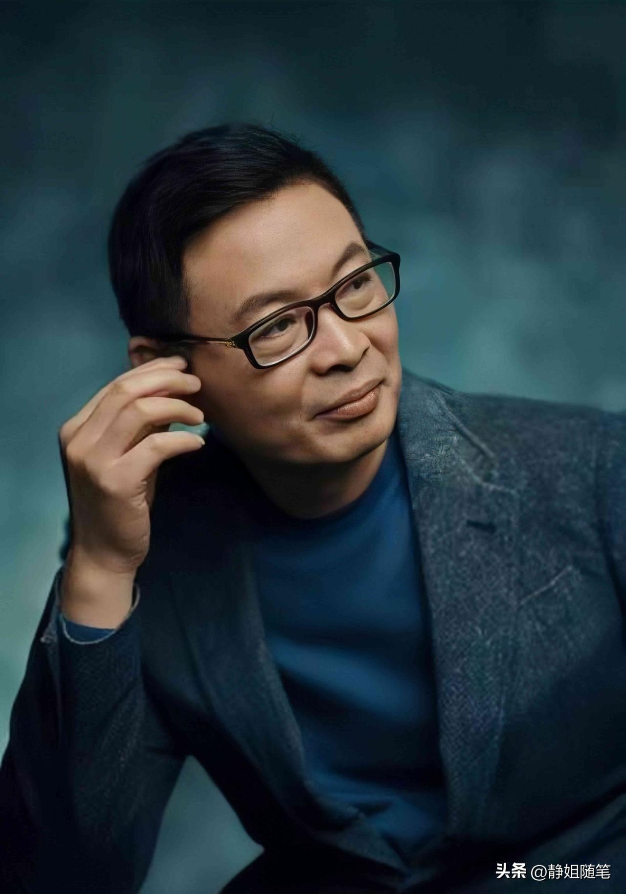 突然被作家麦家的这段话，深深地触动了，

“难的时候，我不想走向任何人，也不想任