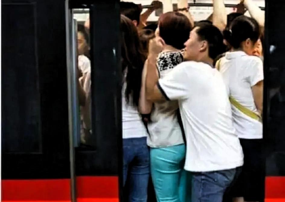 同样是屁股，昨天，一个中年男子，在拥挤的人群中，无意中碰了一个女人的屁股，被那女