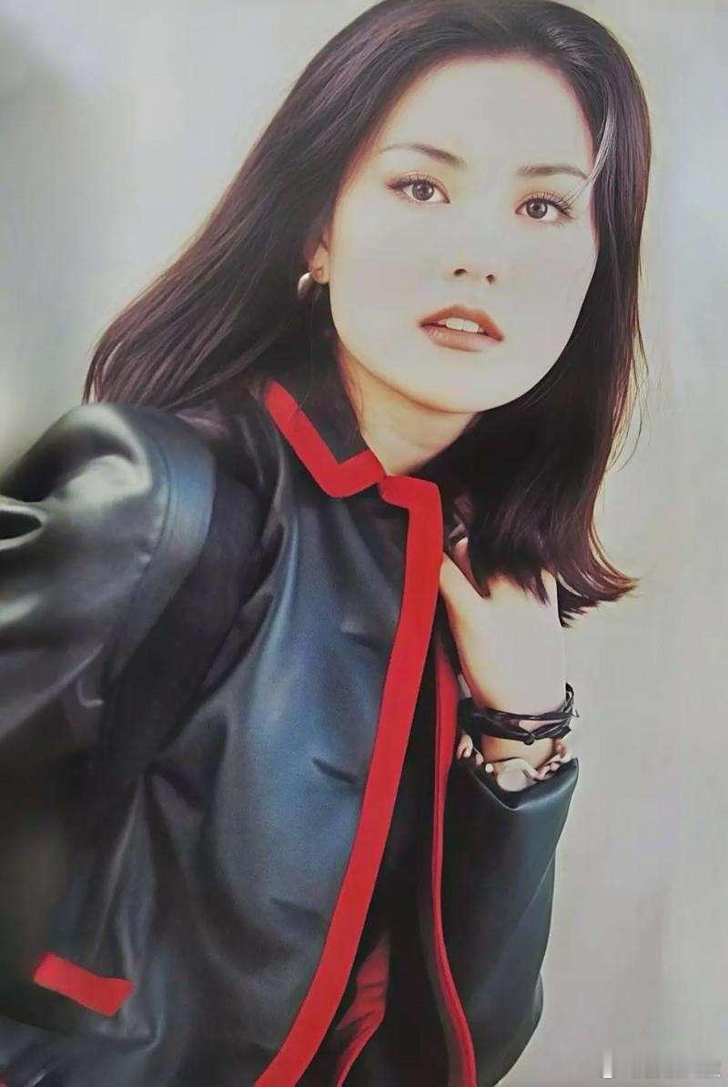 年轻时的王菲太好看了，清纯随性，越看越耐看 ​​​