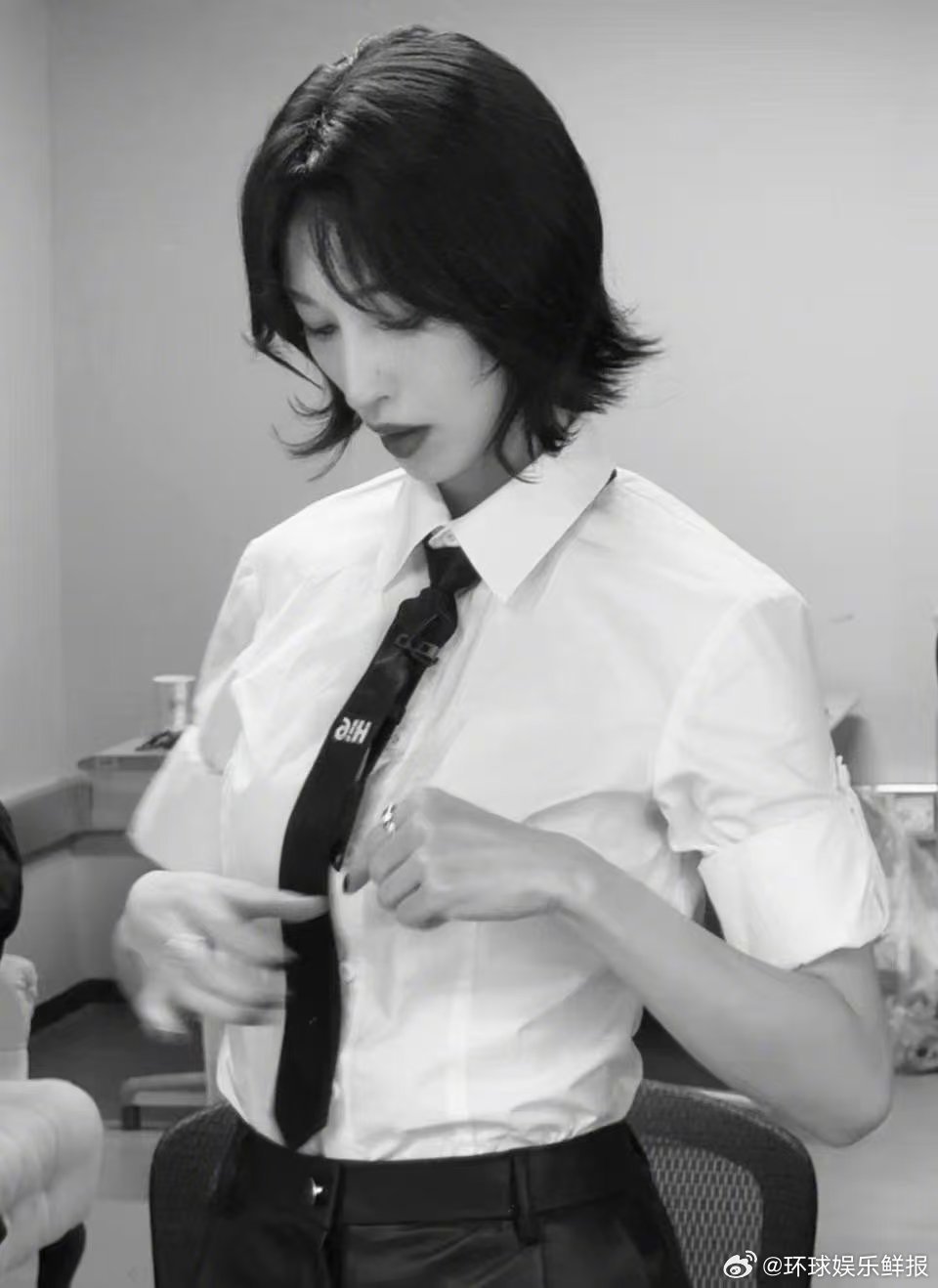 张俪迪丽热巴眼神算不上清白你好星期六明明没喝中药，眼神却自带氛围感，全网坐等两位