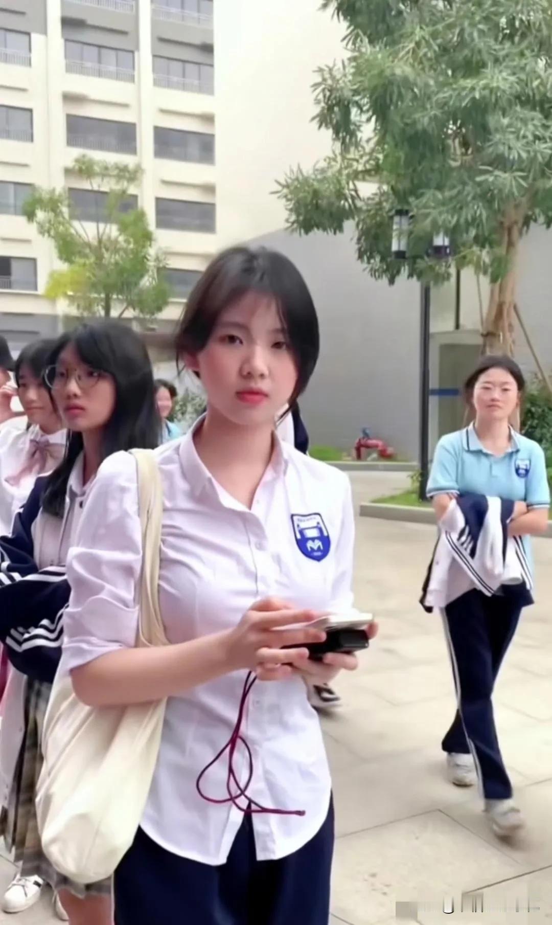 有些人就是不说话
站在那里就会很出众了