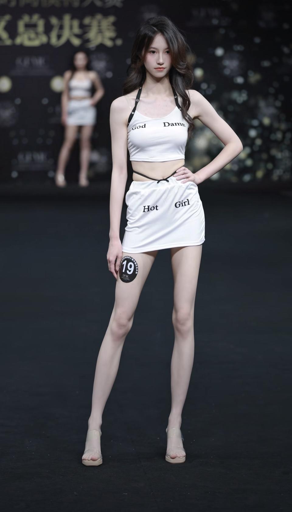 时尚达人秀场穿搭，性感白色运动装，尽显青春活力！