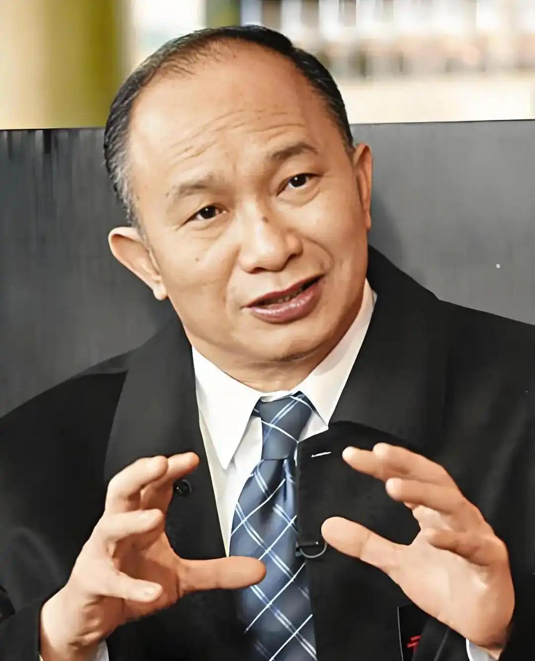 2012 年，著名导演吴宇森确诊淋巴癌中期，变卖了北京的房产去美国治病。没想到 