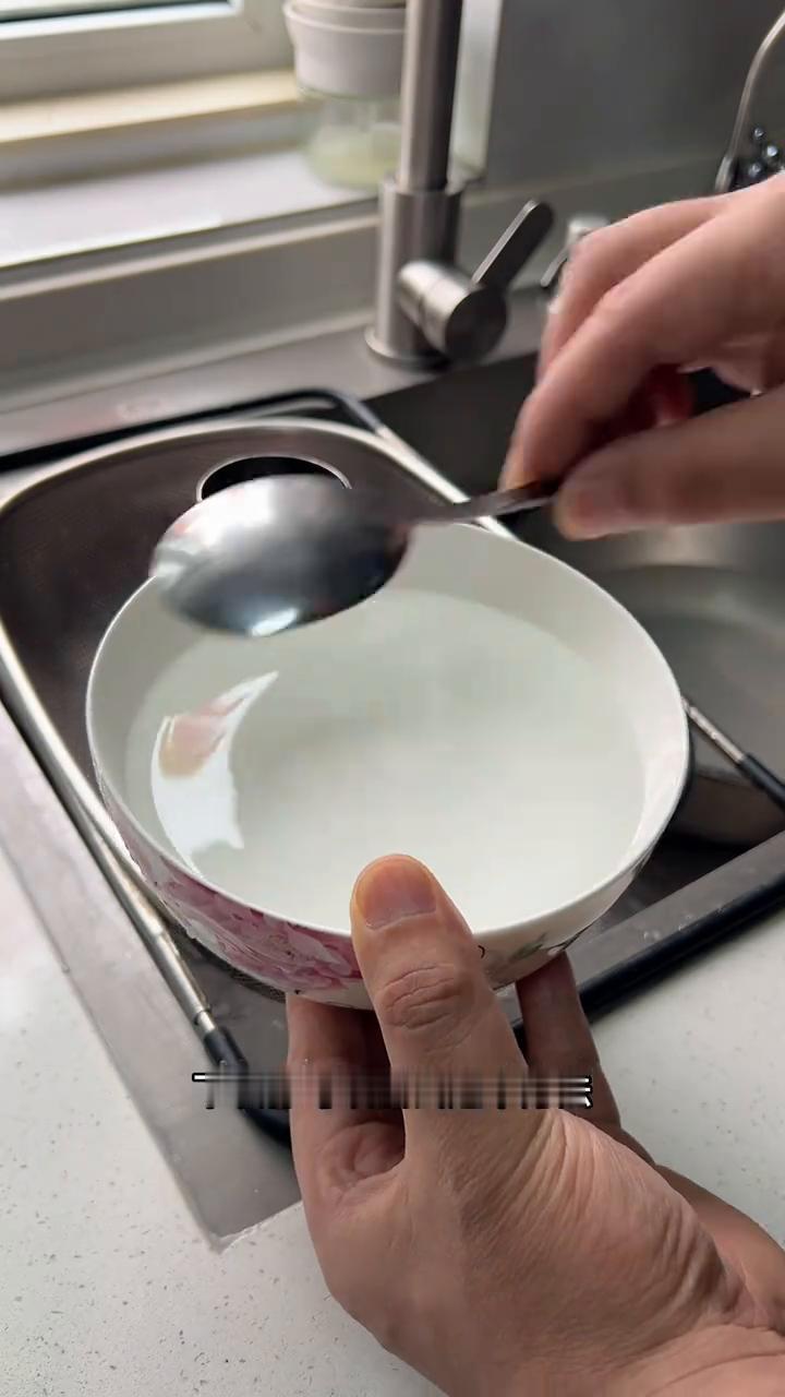 用碗倒水容易洒？一招教你完美解决！
教大家一个倒水的技巧，很多人都是这样倒水容易