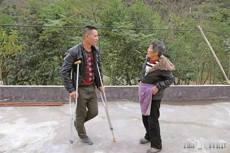 宋时乐从深圳提了一袋钞票回家，据说是偷了老板的工资款。他过上了好日子，也落下个“