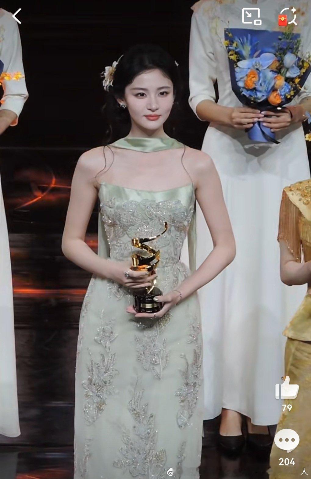 身高身板挺有气场就一直用妆容打光修图角度玩“藏脸骨”的游戏 