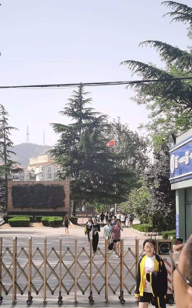 家长们注意啦！最近烟台高三统考成绩出来了，全市2万8511人参加，竞争激烈啊！我