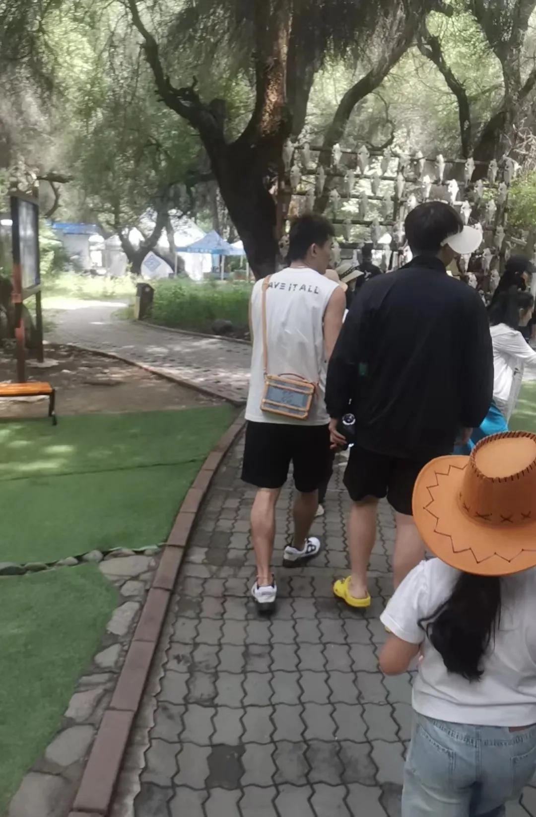 别异想天开了！孙铭徽是绝对不可能去新疆的，他只是去新疆旅游而已，不是钱和冠军的问