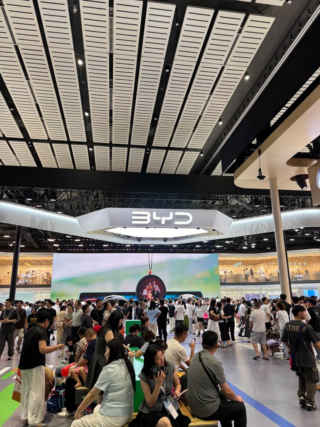 方程豹一个月卖出4万多台，成都车展方盒子换道换出真销量
方程豹上个月的销量数据出