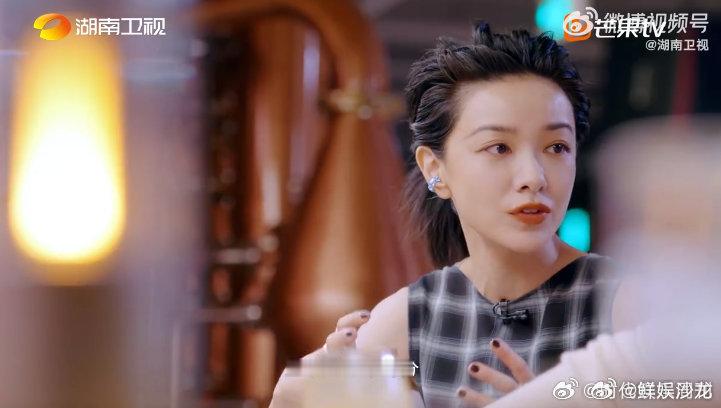 郭采洁像顾里用外壳保护自己湖南卫视背后 心疼郭采洁！早年经历让她习惯自我保护，坚