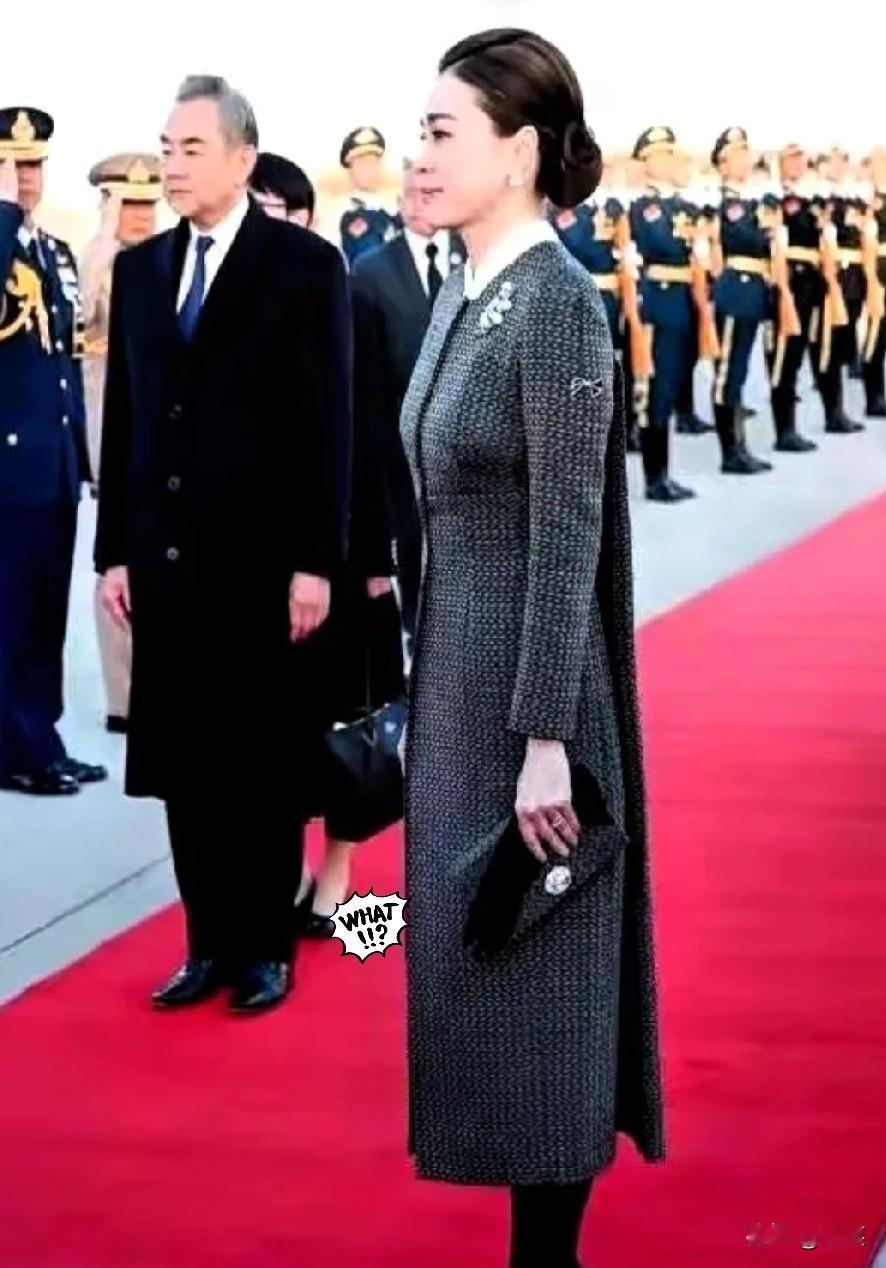 泰国王后这次赢嘛了！不是因为她的衣着多得体，也不是因为她看起来很漂亮，而是因为她