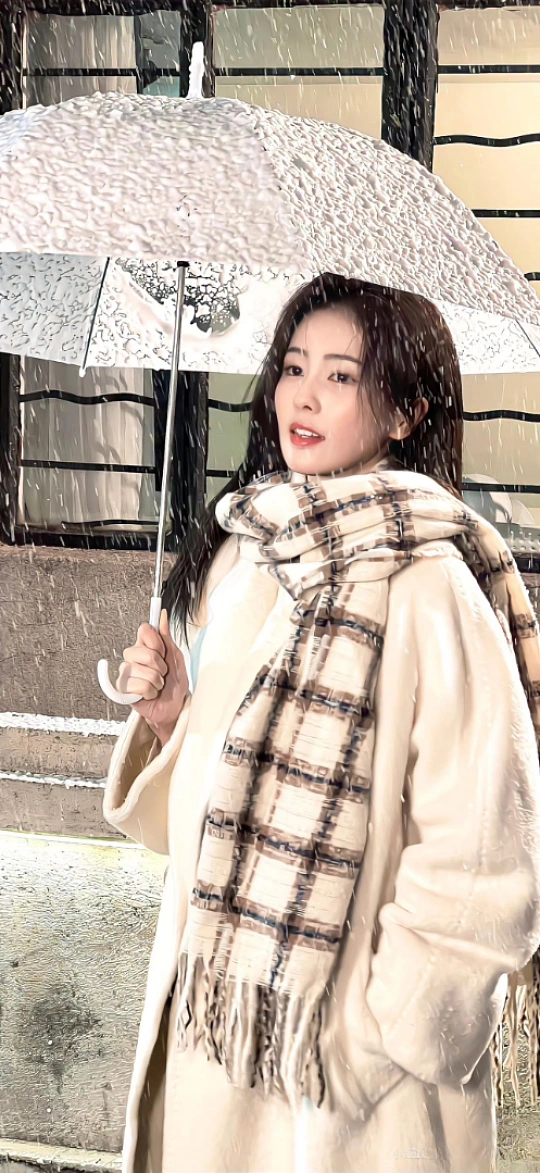 白鹿拍的雪白鹿镜头下的雪也太有氛围感了吧！片片雪花轻盈飘落，像是揉碎的月光洒在人