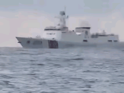 高市早苗刚赢下众议院，日本海保船就去钓鱼岛了，结果碰上了052D版海警船。
日前