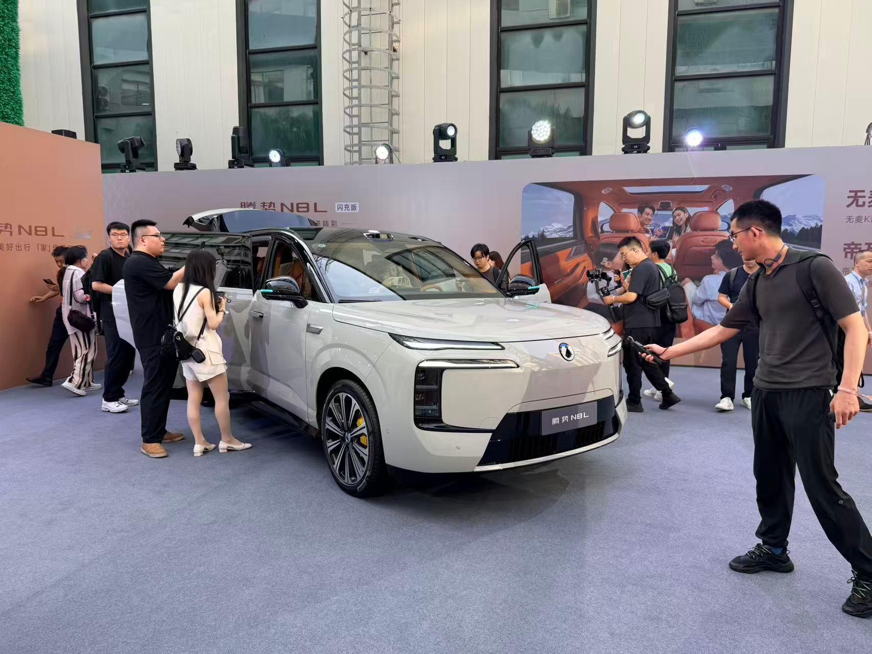 腾势N8L闪充版同事已到达发布会现场