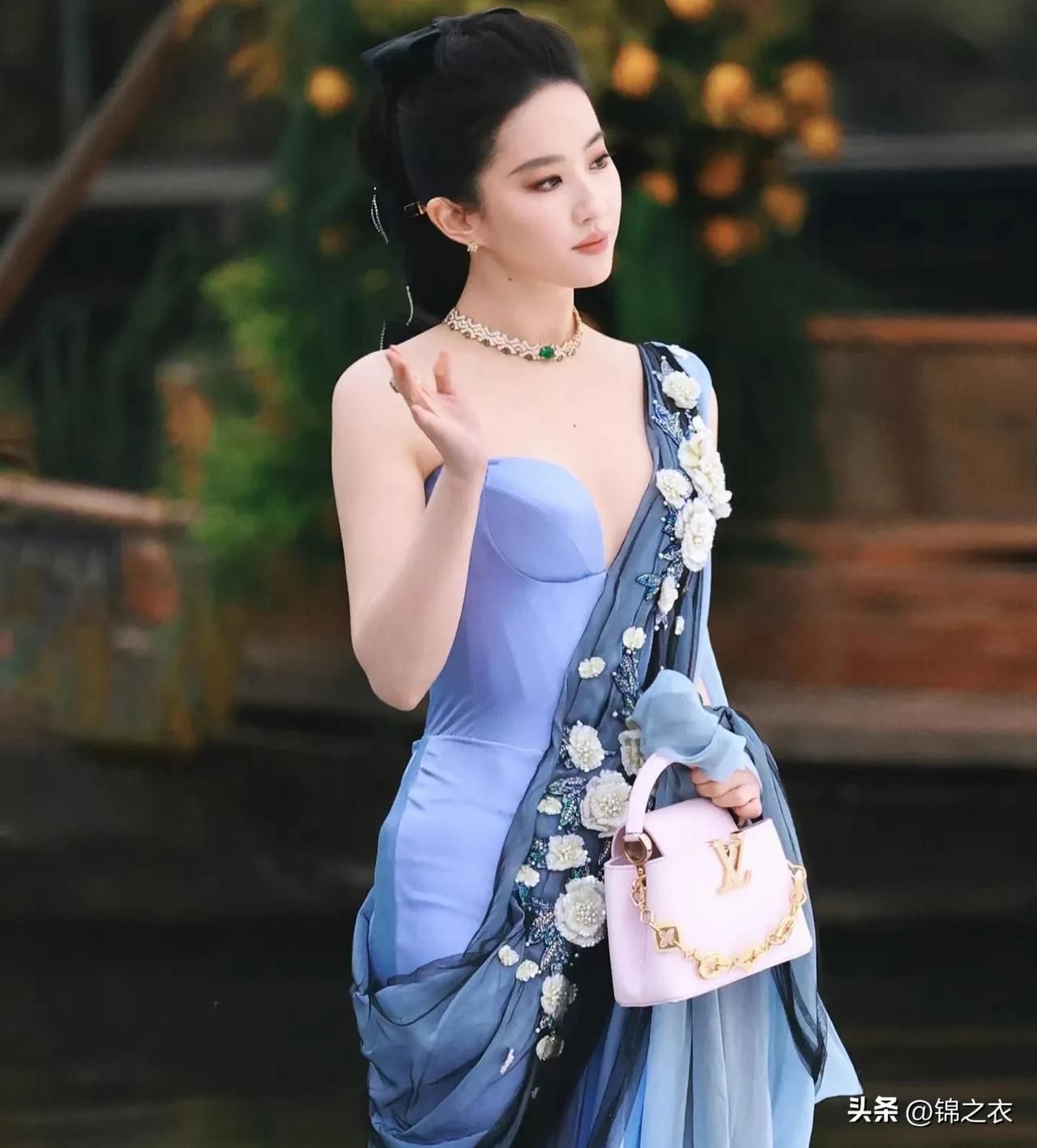 能打败现在的刘亦菲，也只有年轻时的刘亦菲了，毕竟她十几岁的时候，不管是颜值，身材