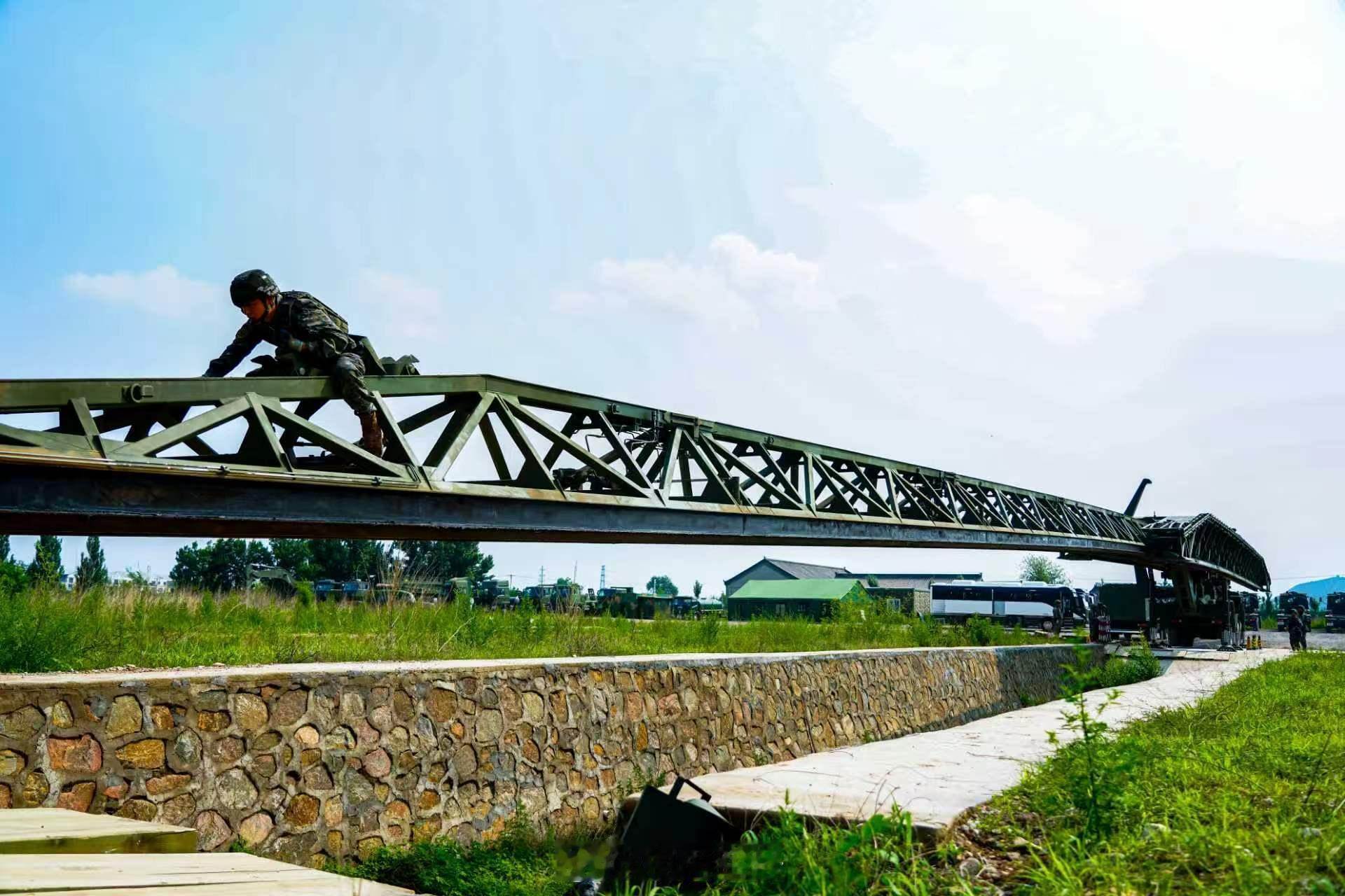 【武警创新运用机器狗无人机抢修战损道路】近日，武警第一机动总队某支队针对战场炮火