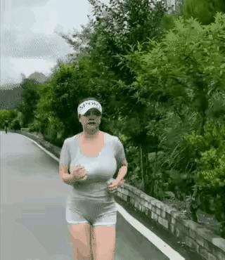 今早路边瞅见个大姐跑步，那叫一个遭罪！跑了没几公里，脸憋得通红，喘气跟拉风箱似的