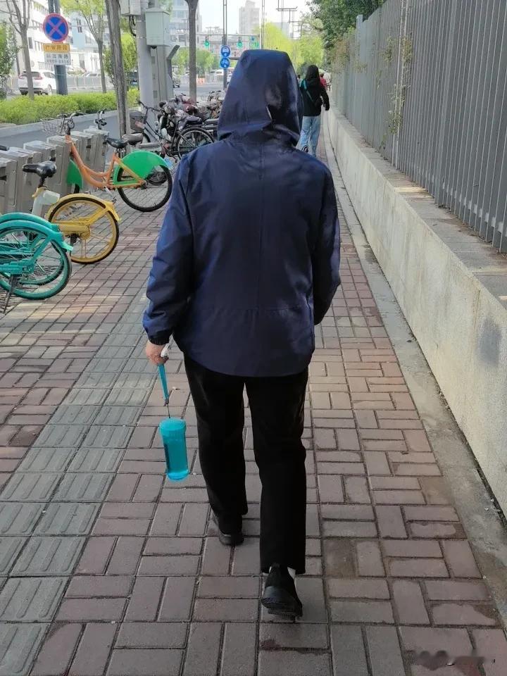 人到中年，母亲住院，
儿女处于两难的处境，
终究是孝顺和工作不能两全。
平时的工