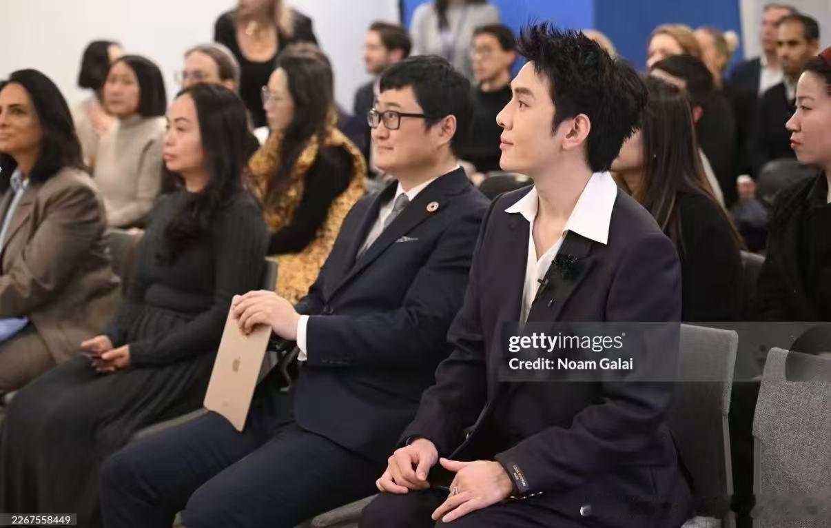 那就一起回顾一下上次在联合国发言的李俊朗吧🥰联合国新闻中心发了李佳琦联合国新闻