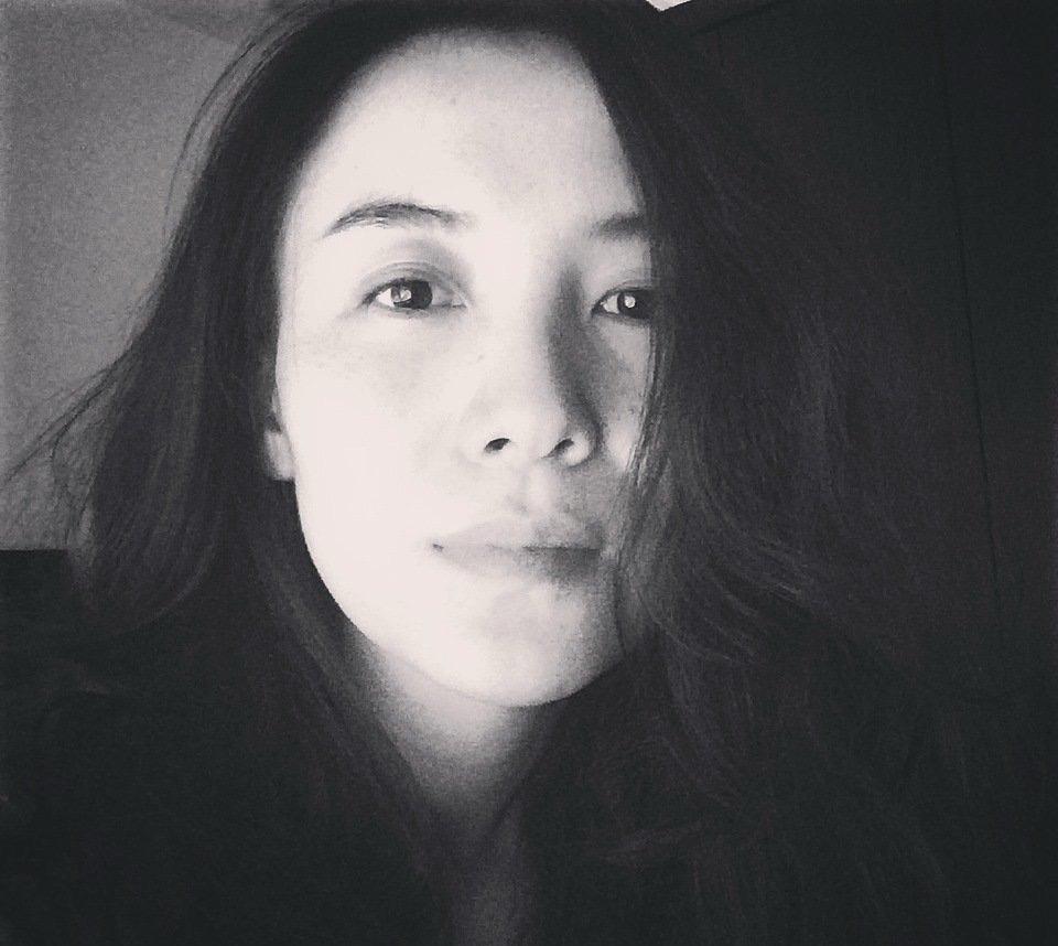 她身上有种木质调的香。温婉坚韧，柔中带刚，随性自由，不动声色的美