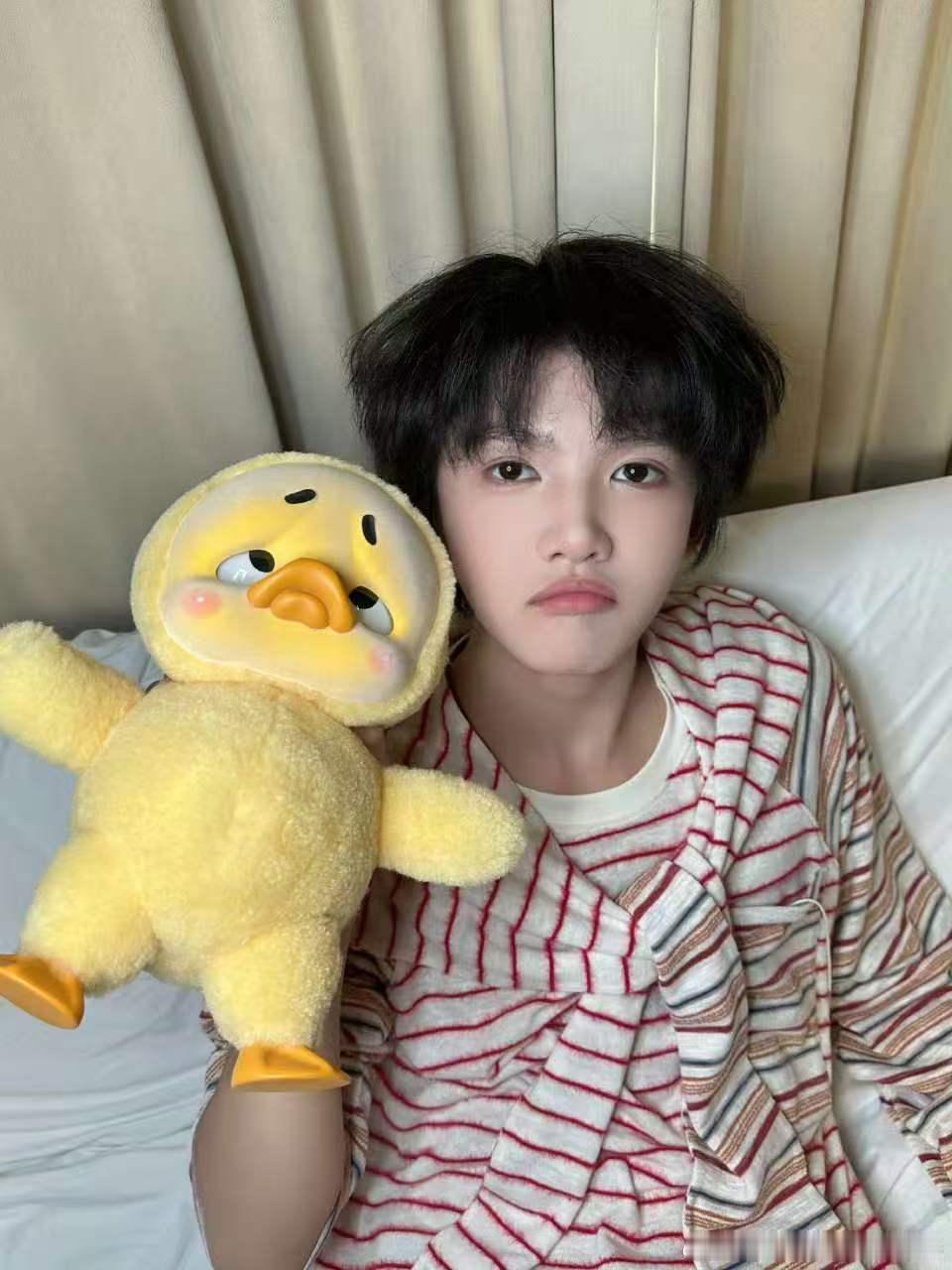 张奕然可可爱爱鸭 救命！今天的张奕然是吃可爱多长大的吗？软乎乎的像只小奶猪，笑起