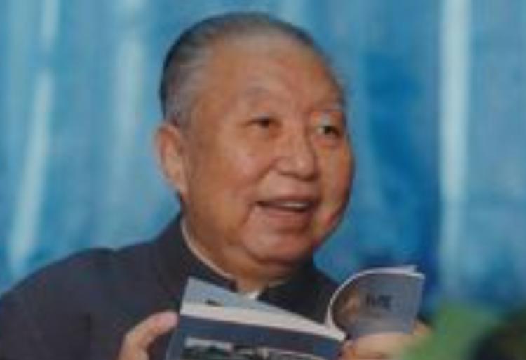 1981年华国锋退下来后，组织找来他的秘书曹万贵，桌上摆着好几份调动文件说：小曹