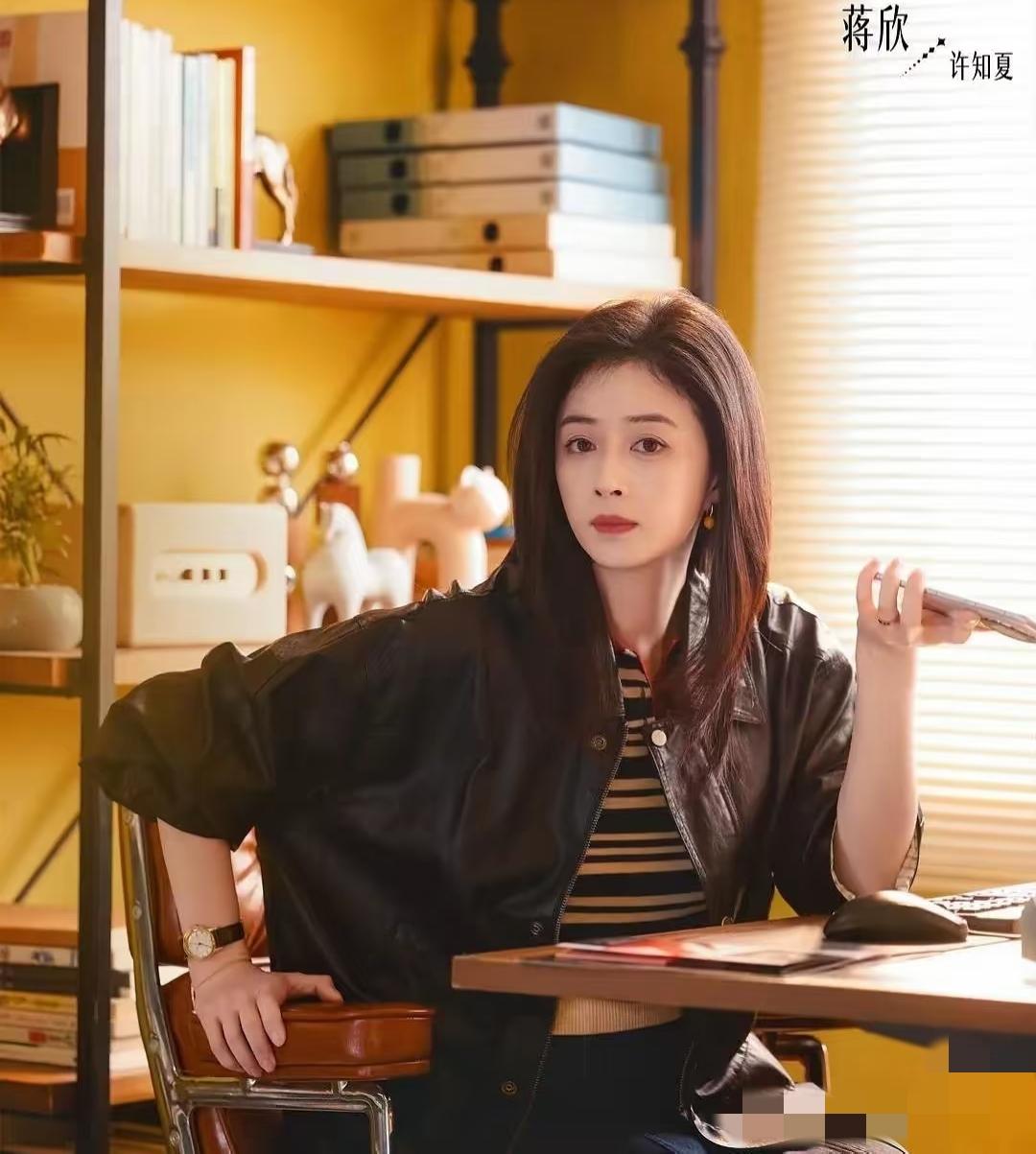 蒋欣真的很厉害！
今年42岁的她！
虽然不怎么参加综艺！
但在演艺圈的成绩斐然，